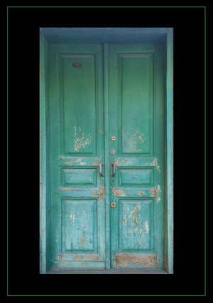 Дверь синяя старинная деревянная