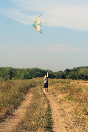 Девочка и воздушный змей