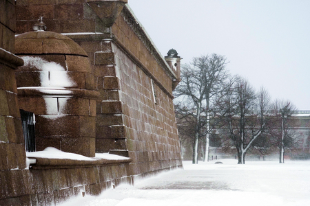 Стены петропавловской крепости во время зимней метели