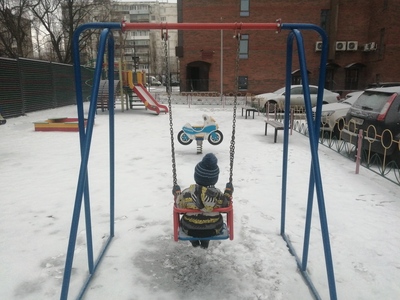 Мальчик на качелях