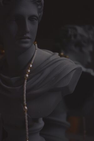 Приодетая статуэтка