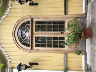 Элемент фасада деревянного здания в летнем саду