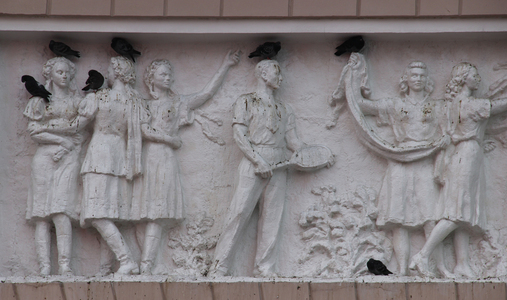 Горельеф с голубями