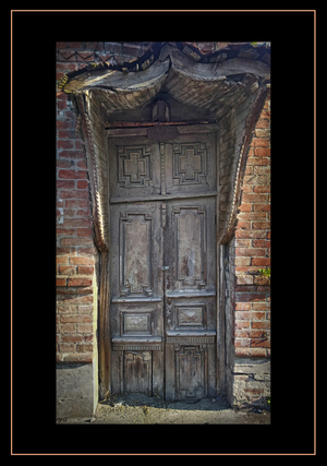 Дверь старинная деревянная