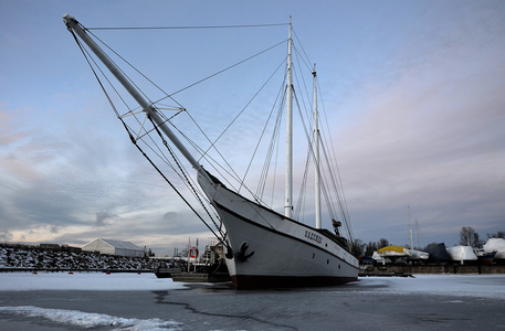 Фрегат в порту геркулес