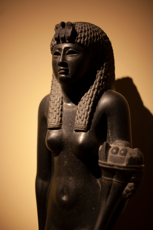 Египетская статуя