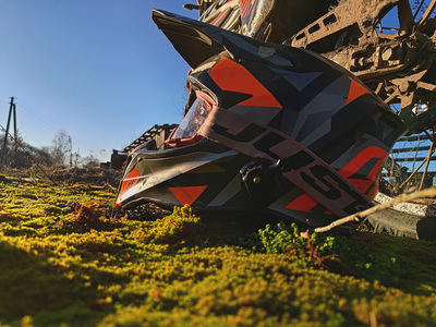 Шлем на земле эндуро