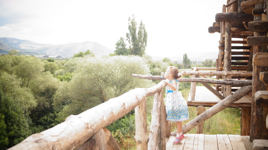 Девочка и горы