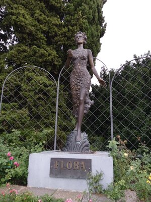 Памятник flora