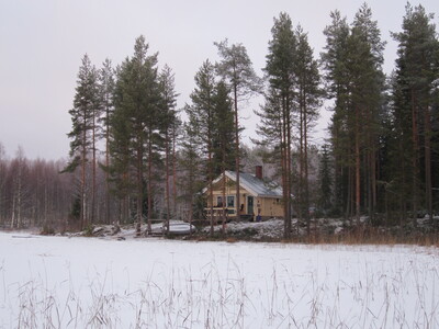 Коттедж на озере зимой