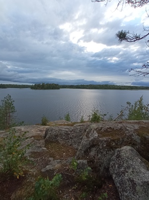 Скалы и озеро