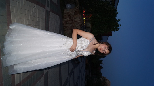 Девушка в свадебном платье