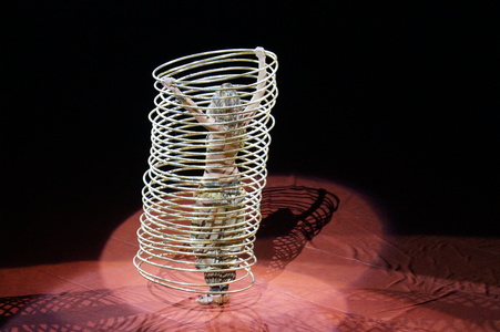 Крутит обруч