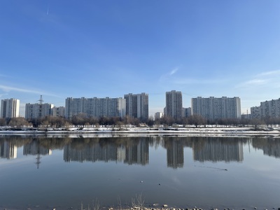 Отражение домов братеева в реке москве