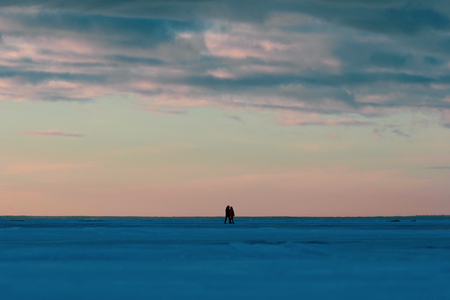 Прогулки по льду залива