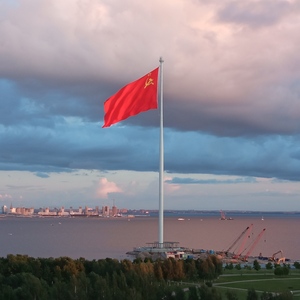 Красный флаг на финском заливе в санкт-петербурге