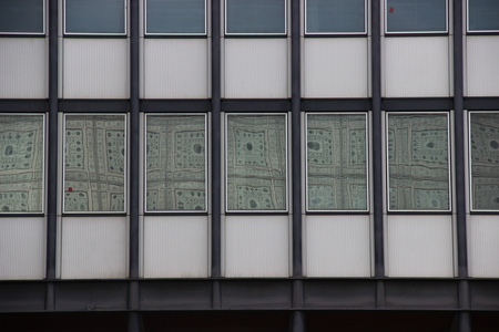 Фасад института арабского мира в отражении