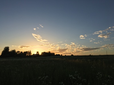 Вид на деревню с поля на фоне заката