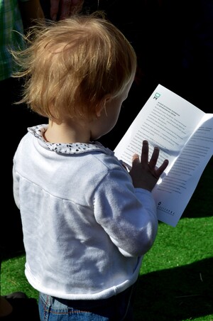 Ребенок читает