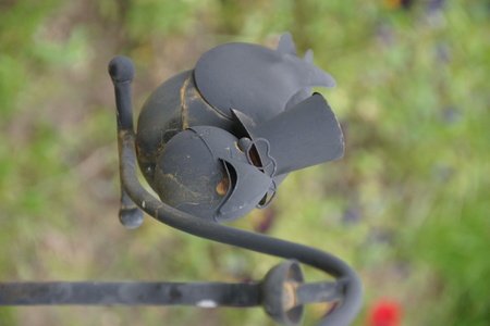 Железная птица в шляпе