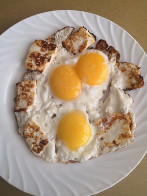 Яичница с адыгейским сыром