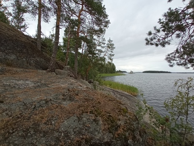 Скалы и озеро