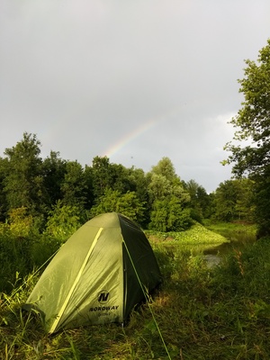 Палатка в лесу