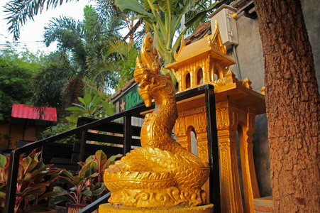 Статуя нага