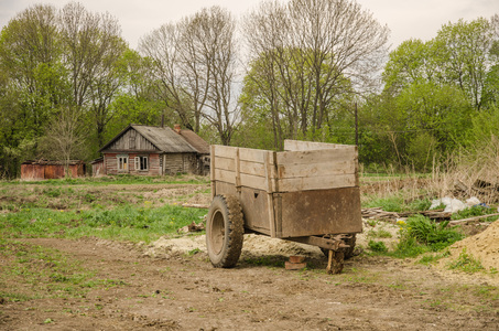 Телега на проселочной дороге