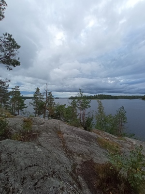 Скалы и озеро