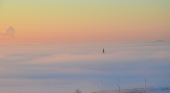 Туман и часовня на берегу финского залива