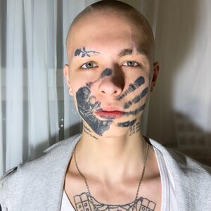 Тату рука на лице