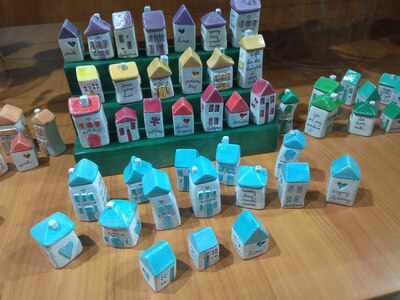 Домики в витрине